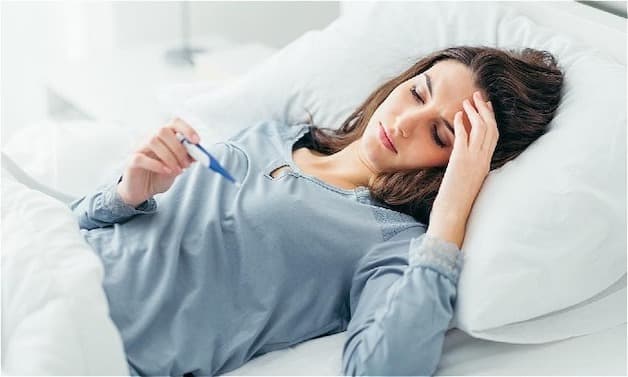 Ngay khi sốt cao đột ngột kèm cảm giác đau họng thì cần tới gặp bác sĩ càng sớm càng tốt.