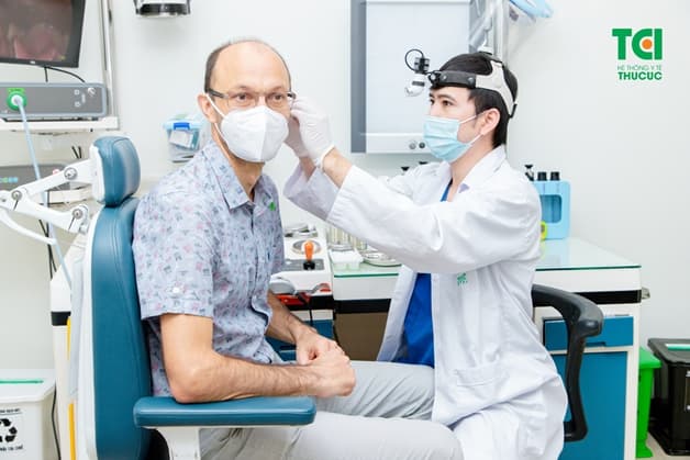 Khám tai mũi họng