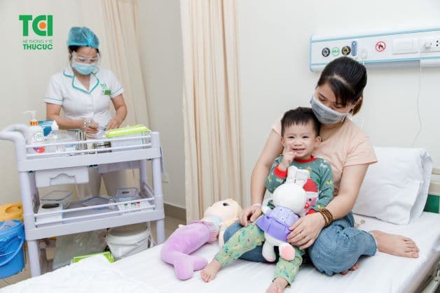 Tuy trong phác đồ điều trị có dùng kháng sinh nhưng liều lượng sử dụng được các bác sĩ tính toán phù hợp để đảm bảo an toàn với thể trạng của bé, tuyệt đối không lạm dụng.