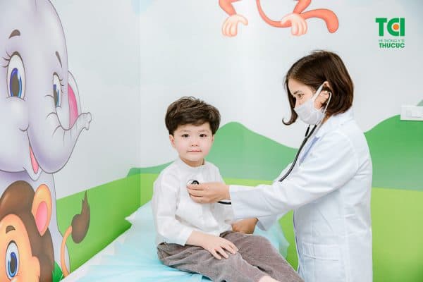 Để cải thiện tình trạng trẻ bị viêm tai giữa từ sớm, tốt hơn hết phụ huynh cần đưa trẻ đến các cơ sở uy tín để thực hiện thăm khám, điều trị