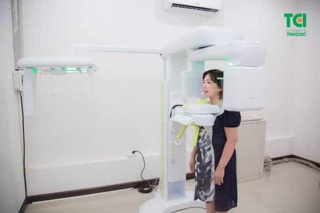 Chụp X-quang giúp bác sĩ xác định rõ khuyết điểm của răng và từ đó có phác đồ điều trị khoa học và hiệu quả