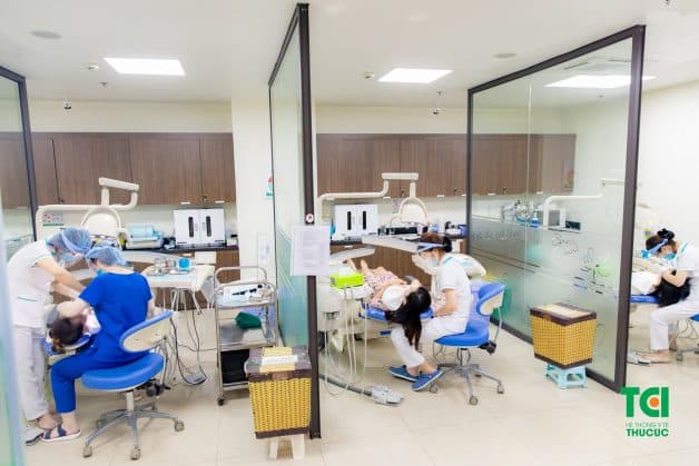 Tái khám răng miệng định kỳ giúp kiểm tra sức khỏe răng miệng và kịp thời điều chỉnh nếu có bất thường trong quá trình niềng