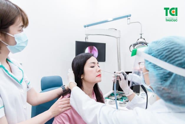 Bác sĩ thực hiện thăm khám và nội soi viêm mũi cho người bệnh