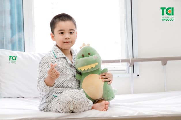 Nhờ có phác đồ phù hợp, cùng sự theo dõi sát sao của các bác sĩ và sự chăm sóc tận tình, chu đáo của đội ngũ điều dưỡng, bé C.K.N đã hồi phục nhanh chóng.