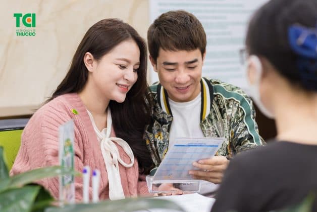 Phụ nữ đang mang thai không nên tẩy trắng răng vì có thể ảnh hưởng đến sức khỏe em bé