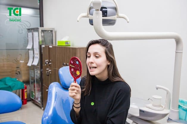 Tẩy trắng răng bằng laser không gây đau nhức, giúp người bệnh nhanh chóng lấy lại hàm răng trắng sáng và ngăn ngừa các bệnh lý răng miệng