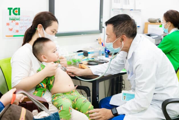 Trẻ viêm tiểu phế quản cần được thăm khám và điều trị với chuyên gia