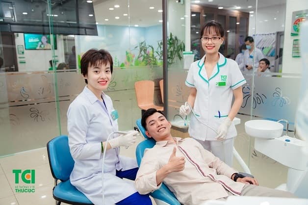 Bọc răng sứ cho hàm hô là phương pháp nha khoa thẩm mỹ khá phổ biến