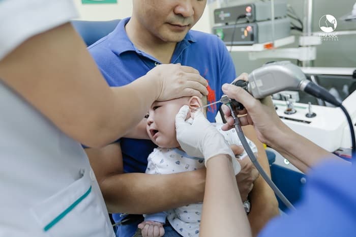 Điều trị viêm tai giữa ở trẻ như thế nào còn tùy thuộc vào thăm khám cụ thể của bác sĩ chuyên khoa