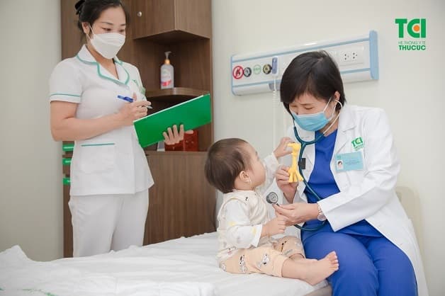 Các bác sĩ công tác tại Khoa Nhi - Thu Cúc TCI không chỉ giàu chuyên môn mà còn vô cùng tận tâm, chu đáo và đặc biệt là vô cùng yêu trẻ