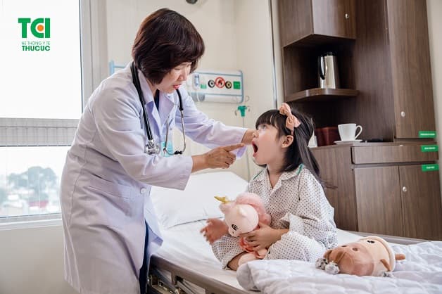 Có nên cắt amidan cho trẻ hay không còn tùy thuộc vào tình trạng bệnh qua thăm khám cụ thể của bác sĩ