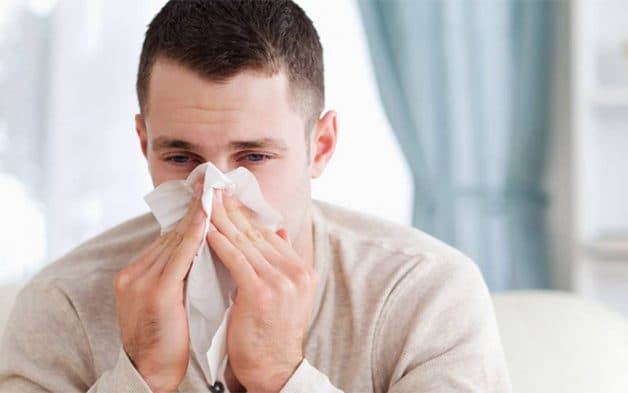 Chảy nước mũi là một trong những biểu hiện thường gặp của viêm xoang trán