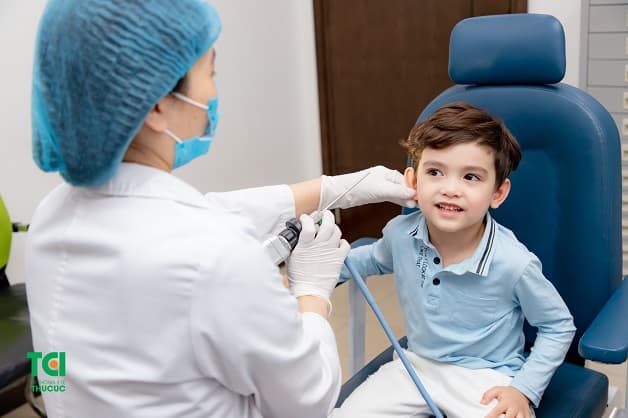 Bố mẹ hãy đưa trẻ đi khám khi con có dấu hiệu bị viêm tai giữa