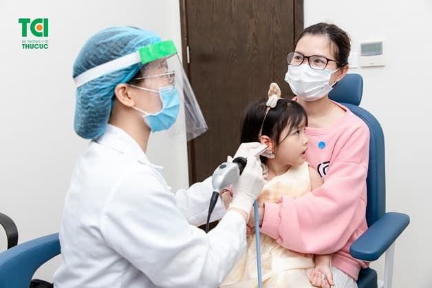 Bố mẹ cần phải đưa con đi khám Tai mũi họng khi trẻ bị viêm tai giữa ứ dịch