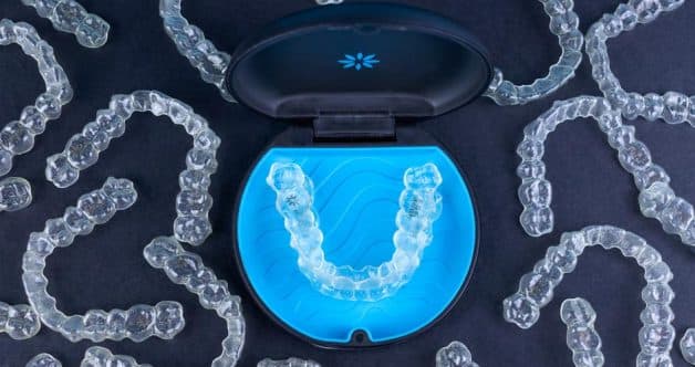 Cần bảo quản khay niềng cẩn thận vì toàn bộ khay được sản xuất tại Mỹ, nếu mất sẽ phải đợi sản xuất lại khá lâu và ảnh hưởng đến hiệu quả niềng răng