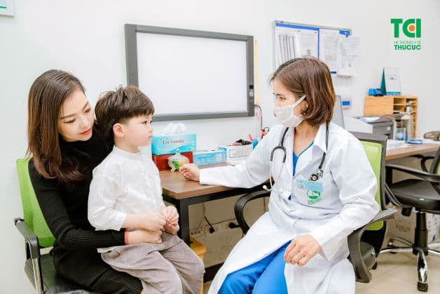 Nếu trẻ đi ngoài nhiều lần, cơ thể mệt mỏi, ăn kém thì ba mẹ nên đưa con đi khám càng sớm càng tốt.