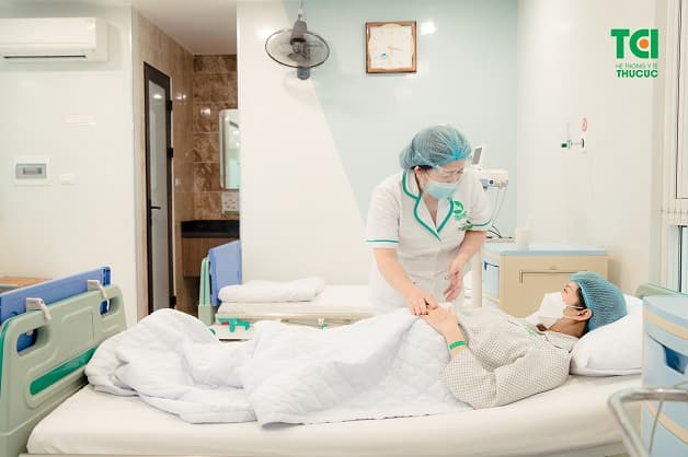 Thu Cúc TCI chăm sóc mẹ chu đáo từ trước - trong - sau sinh