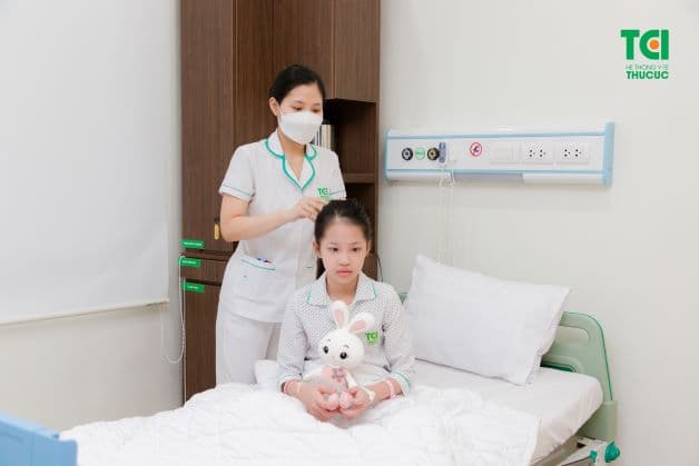 Sốt cao 6 ngày không thuyên giảm, bé N.M.U (10 tuổi) được mẹ cho nhập viện trong tình trạng mệt mỏi, phát ban toàn thân.