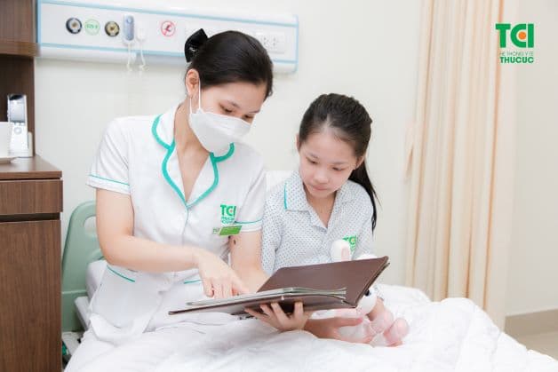 Với phác đồ điều trị khoa học, phù hợp, cùng với sự chăm sóc tận tình của đội ngũ bác sĩ và điều dưỡng tại Khoa Nhi - Bệnh viện ĐKQT Thu Cúc, bé N.M.U đã được xuất viện chỉ sau 48 giờ với những tín hiệu đáng mừng.