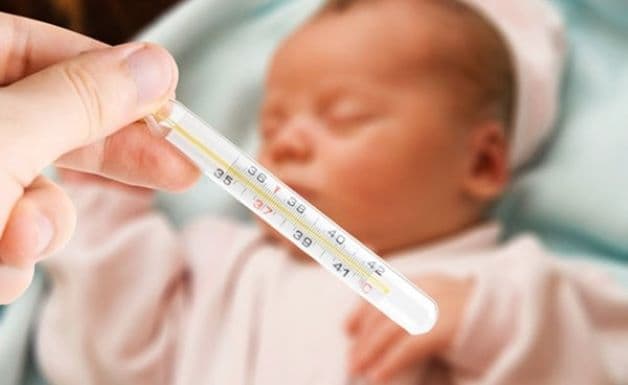 Sốt virus ở trẻ thường có dấu hiệu điển hình là sốt cao trên 38,5 độ, có lúc lên đến 40 độ...