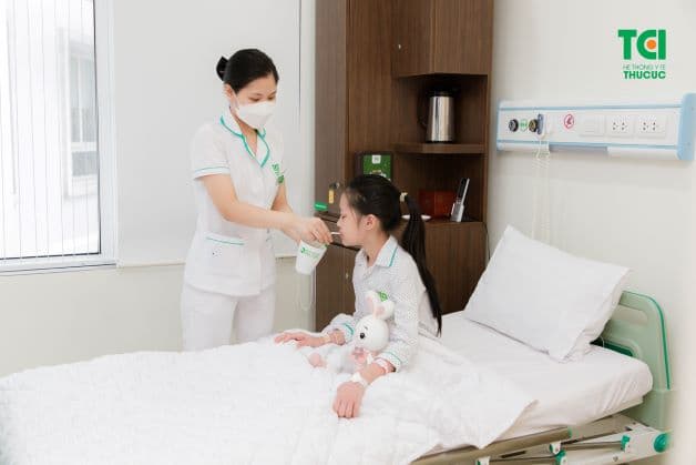 Sốt cao có thể khiến trẻ mất nước và mất cân bằng điện giải vì thế cần đảm bảo trẻ uống đủ nước.