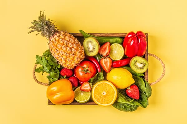 Nâng cao sức đề kháng cho trẻ bằng việc bổ sung Vitamin C hàng ngày là một trong những cách giúp phòng ngừa sốt virus và viêm mũi họng cấp cho trẻ.