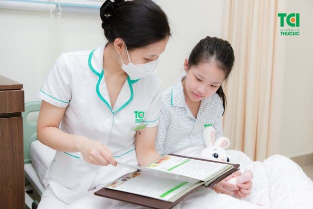 Với phác đồ điều trị khoa học, phù hợp, cùng với sự chăm sóc tận tình của đội ngũ bác sĩ và điều dưỡng tại Khoa Nhi - Bệnh viện ĐKQT Thu Cúc, bé N.M.U đã được xuất viện chỉ sau 48 giờ với những tín hiệu đáng mừng.