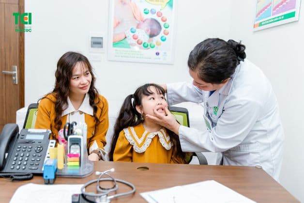 Đưa trẻ đi khám Dinh dưỡng để tìm ra phương pháp điều trị tốt nhất