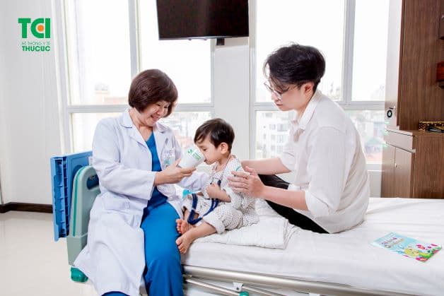 Tốt nhất phụ huynh nên đưa con đi khám để được tư vấn điều trị một cách phù hợp nhất với con em mình