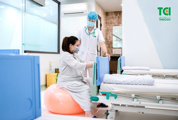 Thu Cúc TCI hỗ trợ mẹ sinh thường nhanh chóng, thuận lợi với các bài tập với bóng