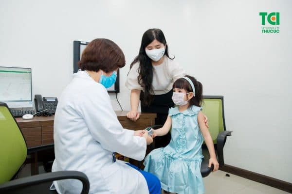 Phụ huynh nên đưa trẻ tới khám khi có dấu hiệu của bệnh tay chân miệng