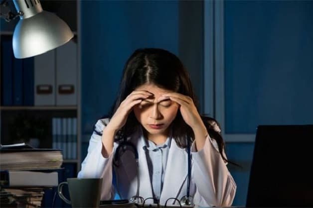 đột quỵ ở giới trẻ do thức khuya, stress