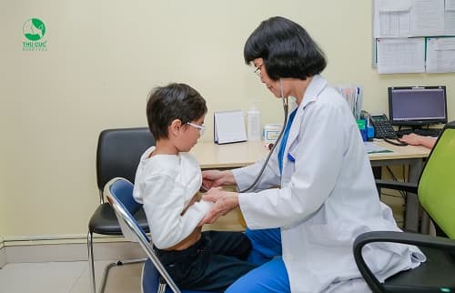 Đưa con đi khám khi nghi ngờ bị thủy đậu