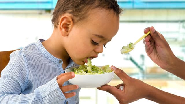 Chuyên gia giải đáp: Trẻ bị nôn đi ngoài có nguy hiểm hay không?