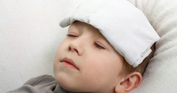 Khi trẻ bị viêm phế quản sốt nhiều ngày thì trước tiên bố mẹ cần giảm sốt cho trẻ bằng việc lau người cho trẻ bằng khăn mát thường xuyên, chườm khăn ở vùng cổ, nách và bẹn 