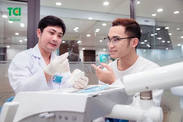 Bác sĩ sẽ dựa vào mức độ cũng như nguyên nhân gây bệnh để khuyên bị tụt lợi có nên bọc răng sức hay không?