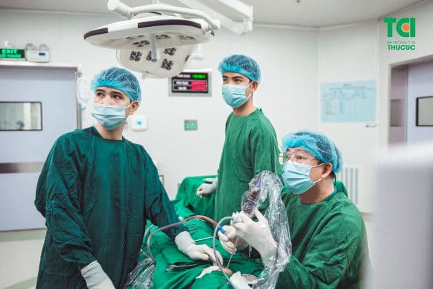 Phẫu thuật xoang là một trong những biện pháp điều trị viêm họng.