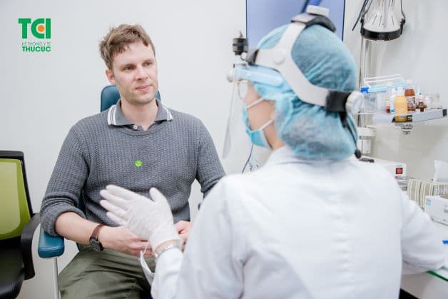 Dấu hiệu khởi phát của tình trạng khí quản bị viêm là thở khò khè, nói khàn giọng, ngứa họng...