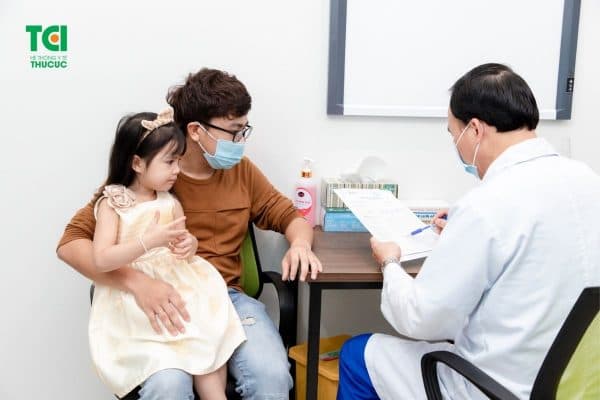Bác sĩ xây dựng phác đồ điều trị và trao đổi cụ thể với cha mẹ