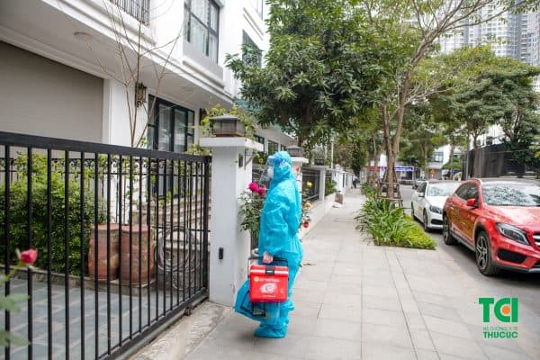 Theo chân kỹ thuật viên đến lấy mẫu xét nghiệm Covid-19 tại nhà