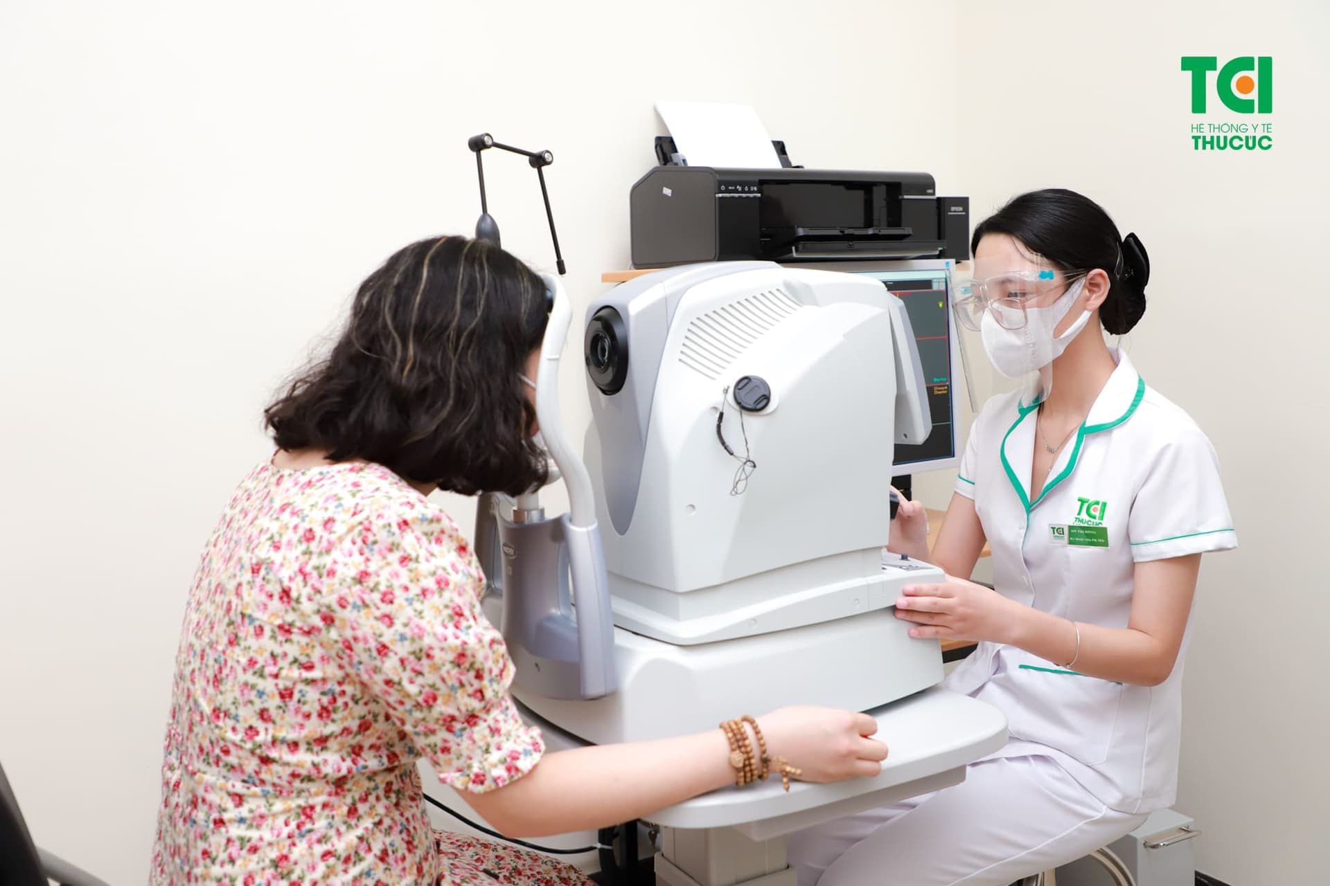 chẩn đoán bị tật khúc xạ tại thu cúc