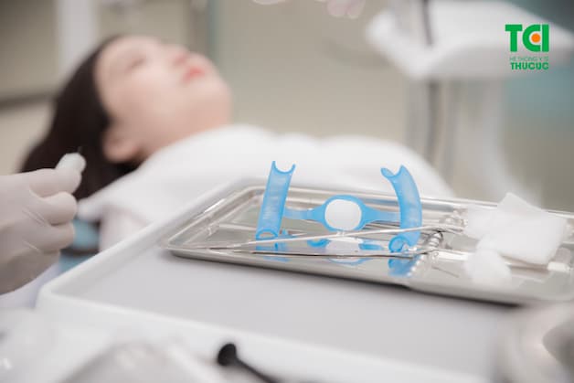 Giá làm trắng răng tại nha khoa có chi phí cao hơn 3-4 lần so với làm trắng răng tại nhà