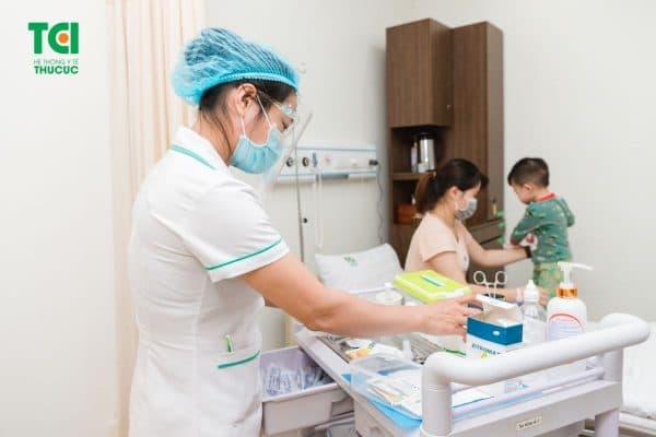 Đưa con tới các cơ sở y tế để được thăm khám và điều trị hội chứng lỵ kịp thời