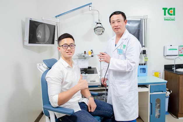 Trước khi thực hiện hút mủ, bác sĩ sẽ tiến hành thăm khám và kiểm tra tổng quát mũi của bệnh nhân