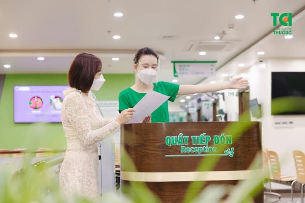 Mọi người nên đi khám khi bị đau mắt đỏ để được bác sĩ tư vấn phác đồ điều trị phù hợp