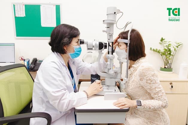 Người bệnh nên đi khám ngay khi có dấu hiệu bị mờ mắt