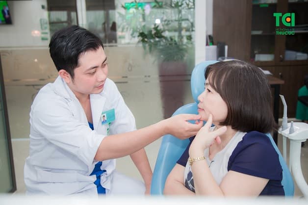 Khi đến nha khoa cấy ghép Implant, trước tiên bạn cần thông báo với bác sĩ về tình trạng sức khỏe tổng quát, đặc biệt là khi có tiền sử mắc những bệnh lý về tim mạch hay huyết áp.