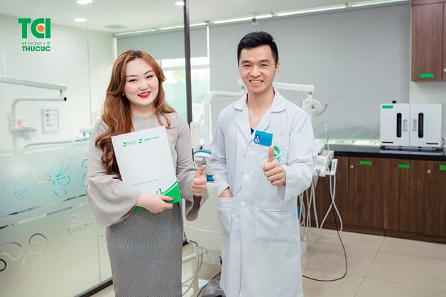 Khách hàng an tâm khi trải nghiệm dịch vụ nhổ răng tại Thu Cúc TCI