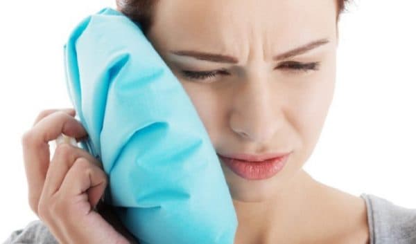 Để giảm thiểu hiện tượng sưng, bạn có thể sử dụng khăn ấm để chườm lên vùng má bị sưng