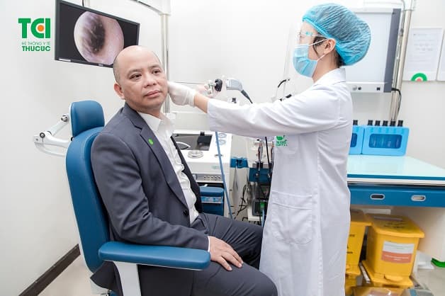 Nếu mụn gây cảm giác đau nhức, khó chịu, tốt hơn hết bạn nên đi thăm khám với các bác sĩ chuyên khoa từ sớm